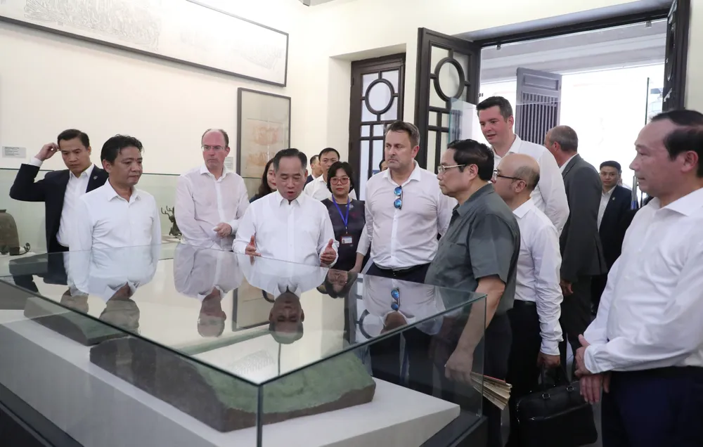 Thủ tướng Phạm Minh Chính và Thủ tướng Xavier Bettel thăm Bảo tàng Mỹ thuật Việt Nam. Ảnh: QUANG PHÚC