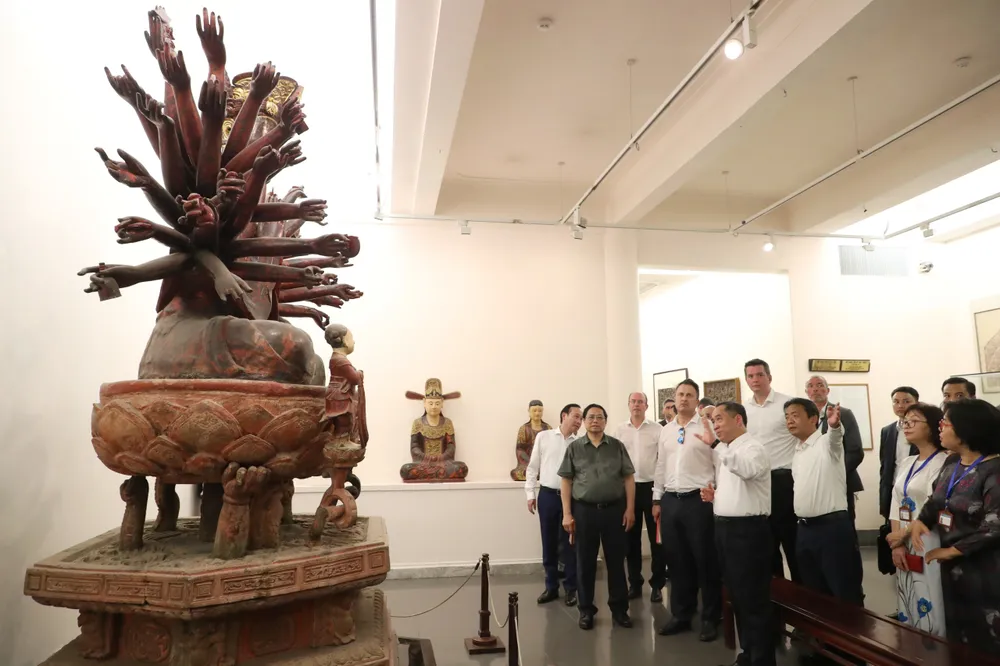 Thủ tướng Phạm Minh Chính và Thủ tướng Xavier Bettel nghe giới thiệu về Bảo tàng Mỹ thuật Việt Nam. Ảnh: QUANG PHÚC