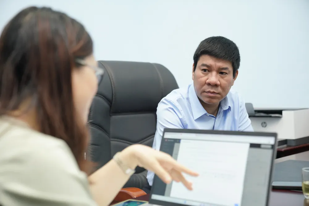 PGS-TS Huỳnh Văn Chương trao đổi với phóng viên Báo SGGP về các vấn đề của kỳ thi. Ảnh: ĐỖ TRUNG