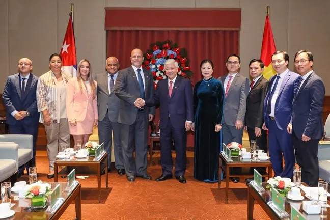 Lãnh đạo Ủy ban Trung ương MTTQ Việt Nam và Ủy ban Bảo vệ cách mạng Cuba chụp ảnh lưu niệm