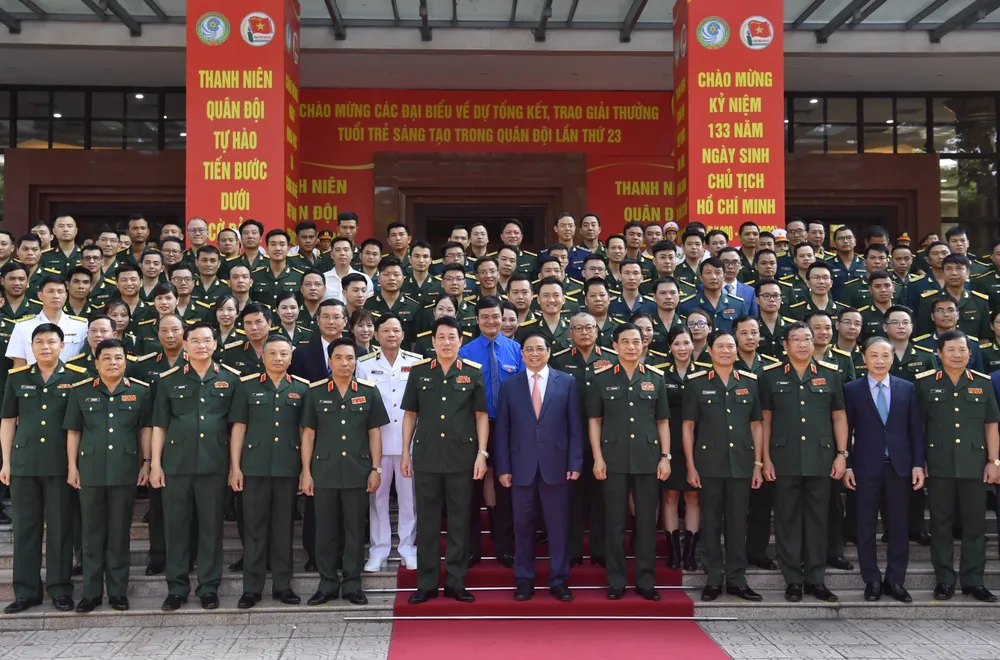 Thủ tướng Phạm Minh Chính cùng các đại biểu chụp ảnh lưu niệm. Ảnh: VIẾT CHUNG