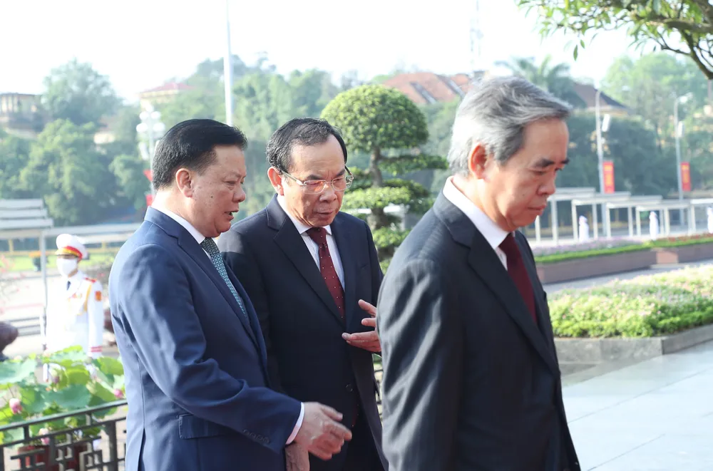 Bí thư Thành ủy TPHCM Nguyễn Văn Nên và các đại biểu vào Lăng viếng Chủ tịch Hồ Chí Minh. Ảnh: QUANG PHÚC