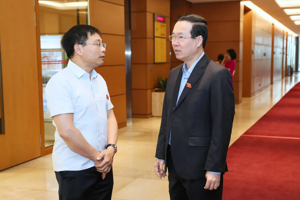Chủ tịch nước Võ Văn Thưởng trao đổi với Bộ trưởng Bộ GTVT Nguyễn Văn Thắng bên hành lang Quốc hội, sáng 24-5. Ảnh VIẾT CHUNG