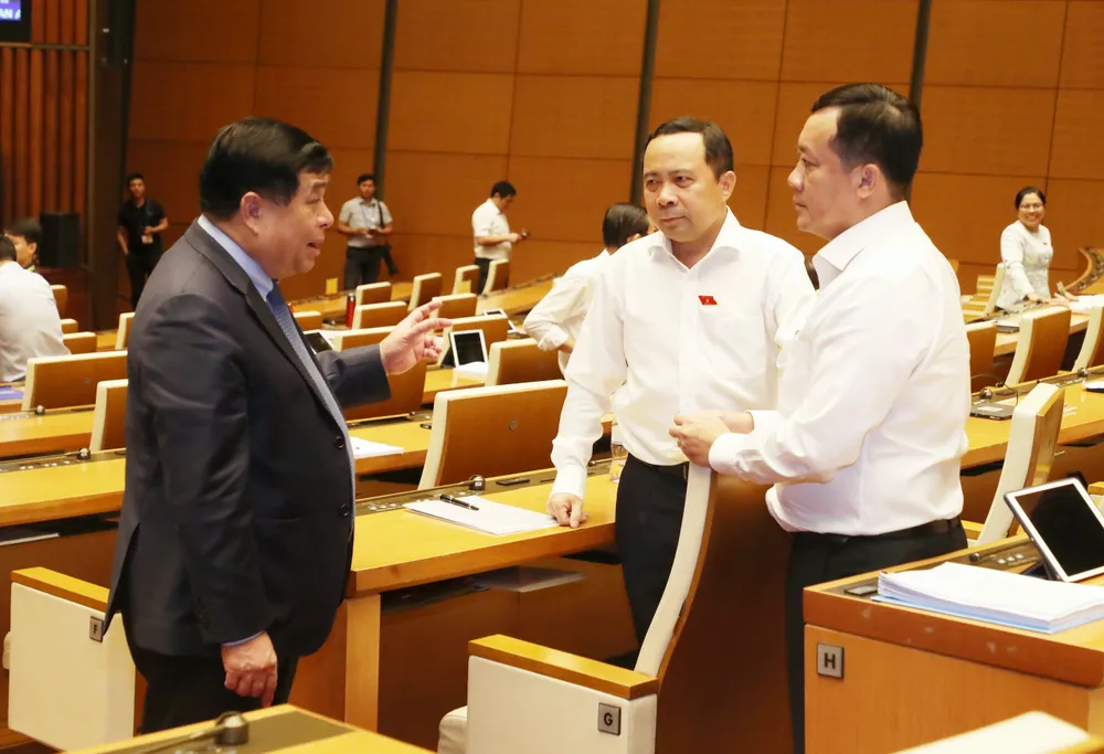 Bộ trưởng Bộ KH-ĐT Nguyễn Chí Dũng trao đổi với các đại biểu. Ảnh: QUANG PHÚC