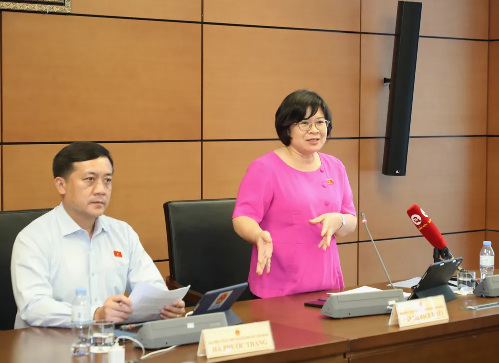 ĐB Văn Thị Bạch Tuyết (TPHCM) phát biểu. Ảnh: QUANG PHÚC