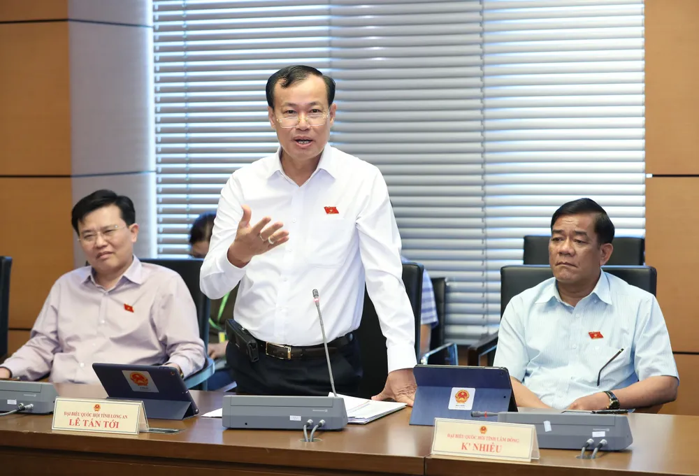 Chủ nhiệm Ủy ban Quốc phòng và An ninh của Quốc hội Lê Tấn Tới phát biểu tại phiên thảo luận tổ, chiều 27-5. Ảnh: QUANG PHÚC