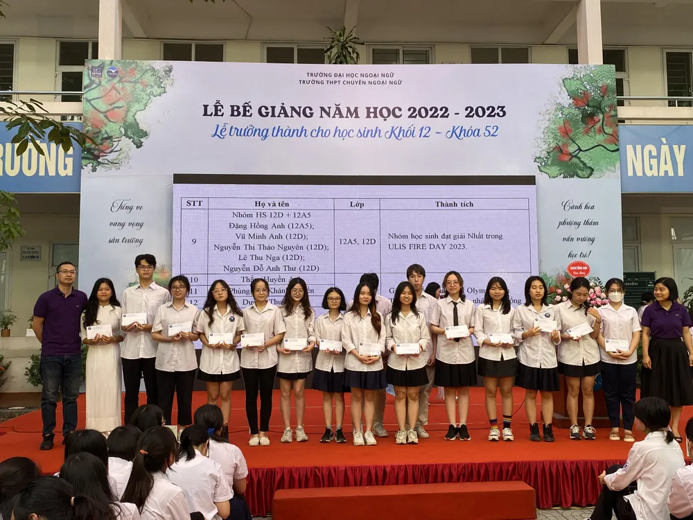 Lễ trưởng thành dành cho học sinh lớp 12, trường THPT Chuyên ngữ (Đại học Quốc gia Hà Nội)