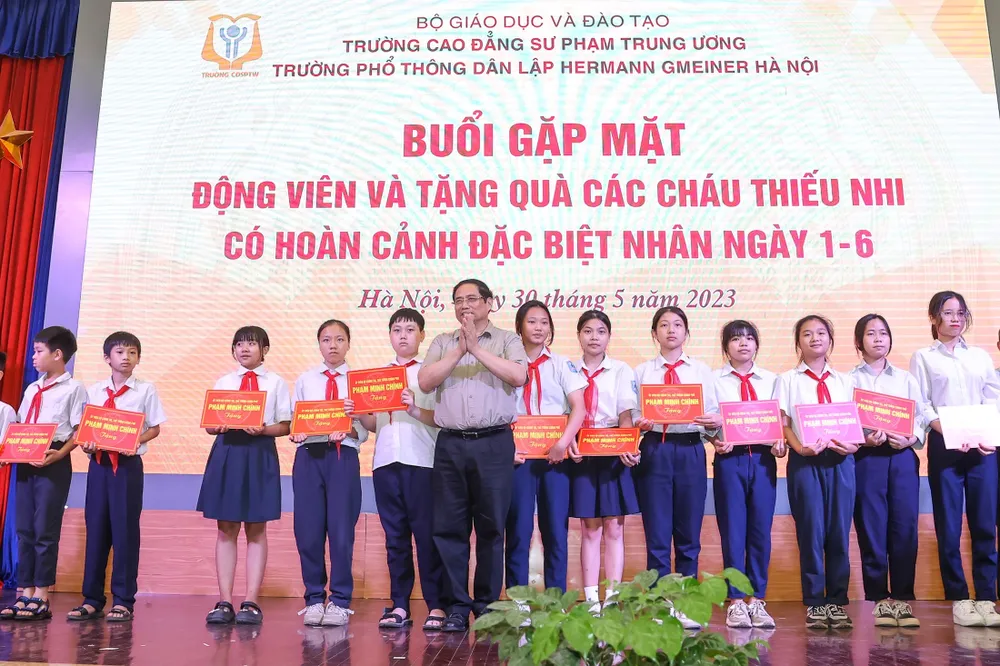 Thủ tướng Phạm Minh Chính thăm, tặng quà thầy cô giáo và các em học sinh có hoàn cảnh đặc biệt. Ảnh: VIẾT CHUNG Thủ tướng Phạm Minh Chính thăm, tặng quà thầy cô giáo và các em học sinh có hoàn cảnh đặc biệt. Ảnh: VIẾT CHUNG