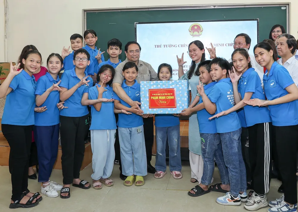 Thủ tướng Phạm Minh Chính thăm hỏi, tặng quà cho các em học sinh. Ảnh: VIẾT CHUNG Thủ tướng Phạm Minh Chính thăm hỏi, tặng quà cho các em học sinh. Ảnh: VIẾT CHUNG