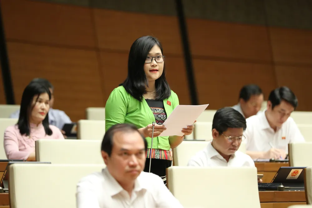 ĐB Hà Ánh Phượng (Phú Thọ) thảo luận tại hội trường chiều 31-5. Ảnh: QUANG PHÚC