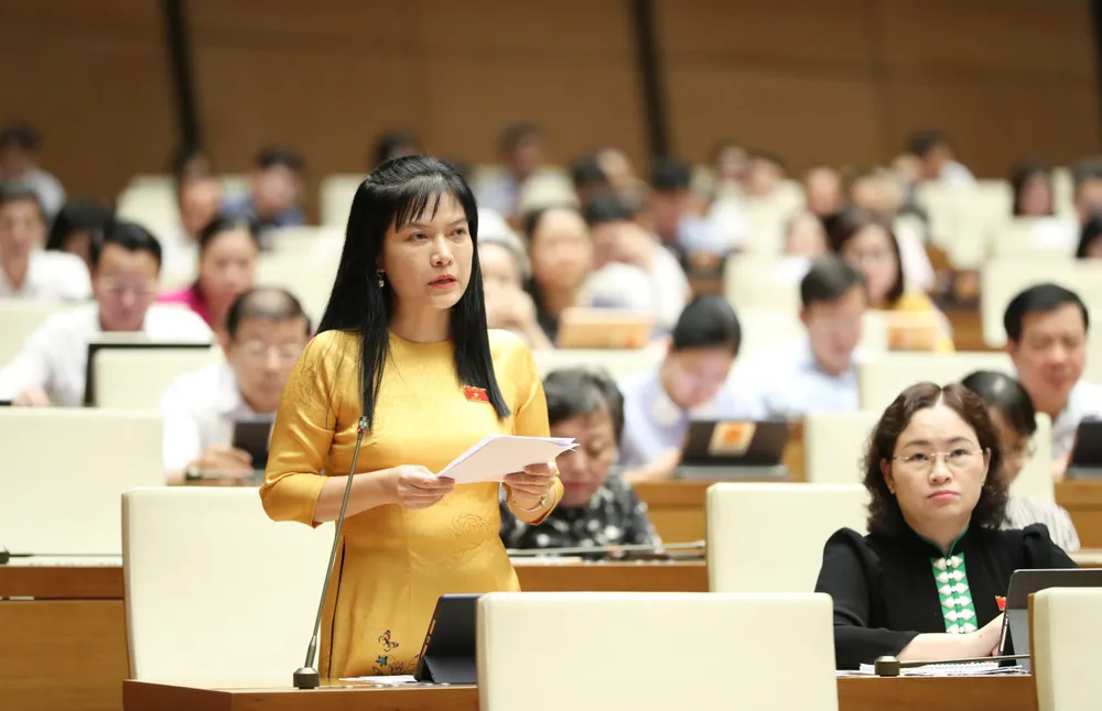 ĐB Tạ Thị Yên (Điện Biên) thảo luận tại hội trường chiều 31-5. Ảnh: QUANG PHÚC