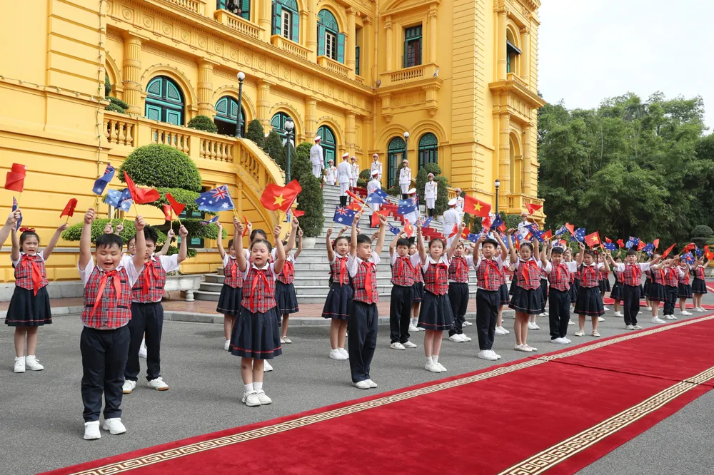 Thiếu nhi Hà Nội chào đón Thủ tướng Australia Anthony Albanese