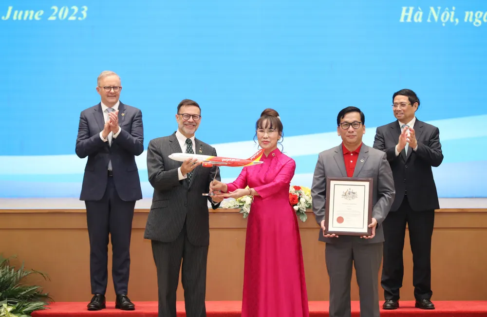 Vietjet Air đón nhận chứng nhận khai trương đường bay thẳng TPHCM - Brisbane. Ảnh: QUANG PHÚC