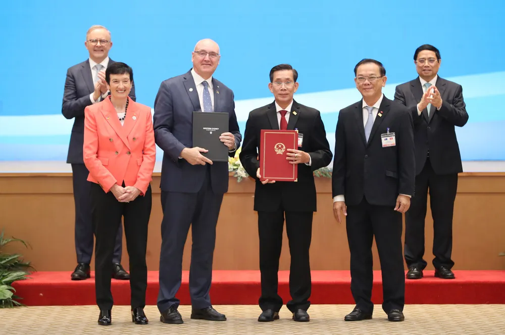 Đại học Tây Sydney (UWS) và Đại học Kinh tế TPHCM (UEH) trao đổi Bản ghi nhớ về cấp 70 học bổng cho sinh viên theo học tại cơ sở của UWS tại Việt Nam. Ảnh: QUANG PHÚC