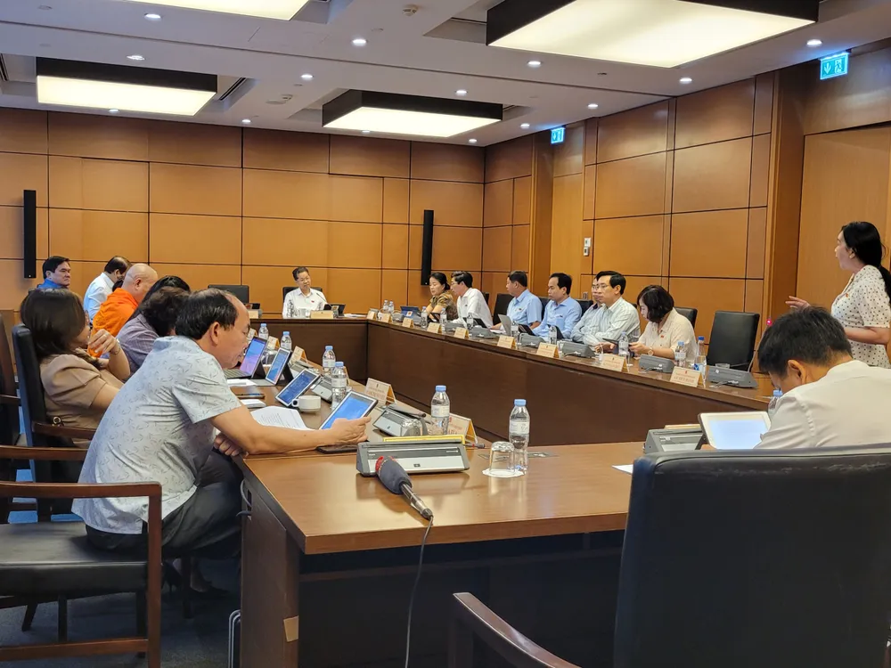 Các đại biểu thảo luận tại tổ về dự thảo Luật Đất đai (sửa đổi). Ảnh: PHAN THẢ0