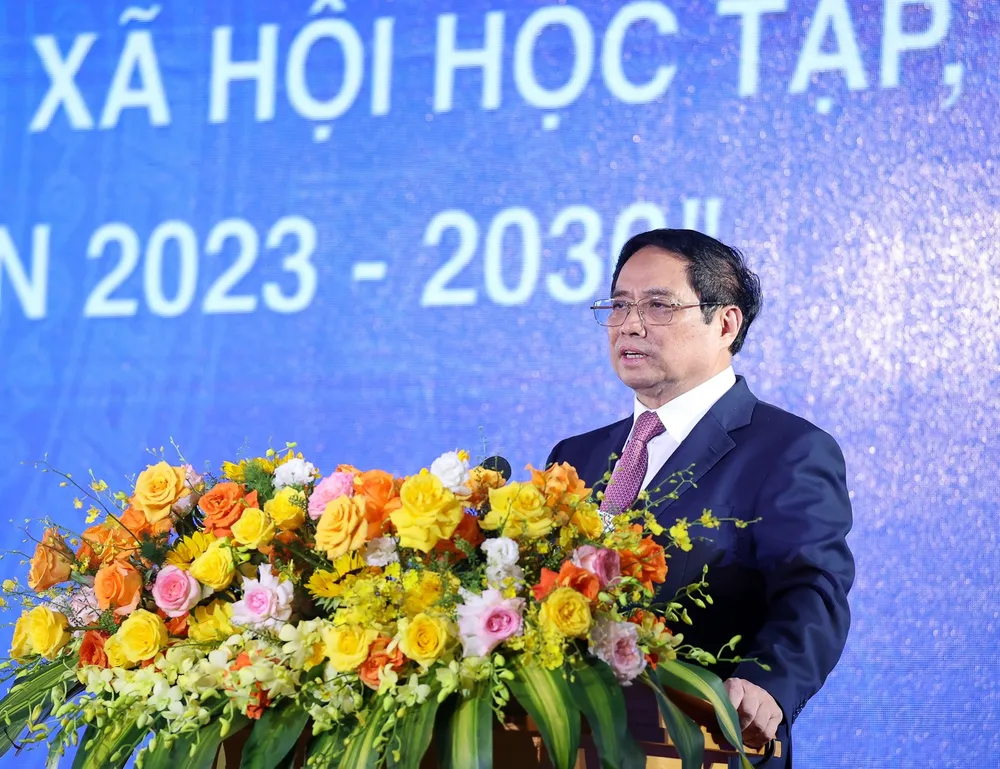 Thủ tướng Phạm Minh Chính phát biểu tại lễ phát động Phong trào "Cả nước thi đua xây dựng xã hội học tập, đẩy mạnh học tập suốt đời giai đoạn 2023-2030. Ảnh: VIẾT CHUNG