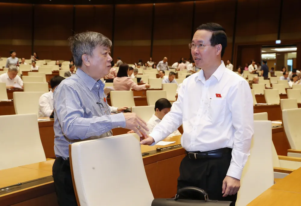 Chủ tịch nước Võ Văn Thưởng trao đổi với ĐB Quốc hội Trương Trọng Nghĩa (TPHCM) tại phiên họp, sáng 19-6. Ảnh: QUANG PHÚC