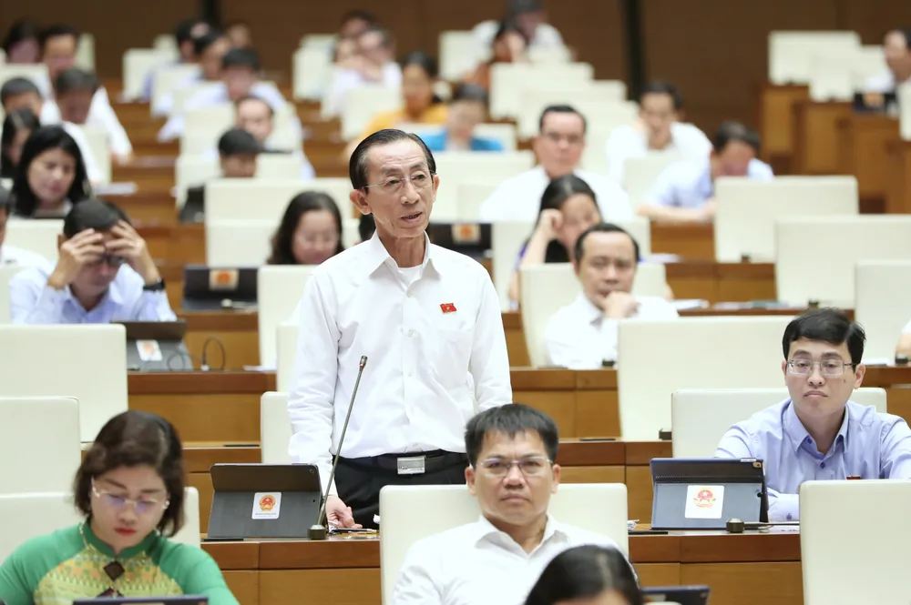 Đại biểu Trần Hoàng Ngân (TPHCM) tranh luận. Ảnh: QUANG PHÚC