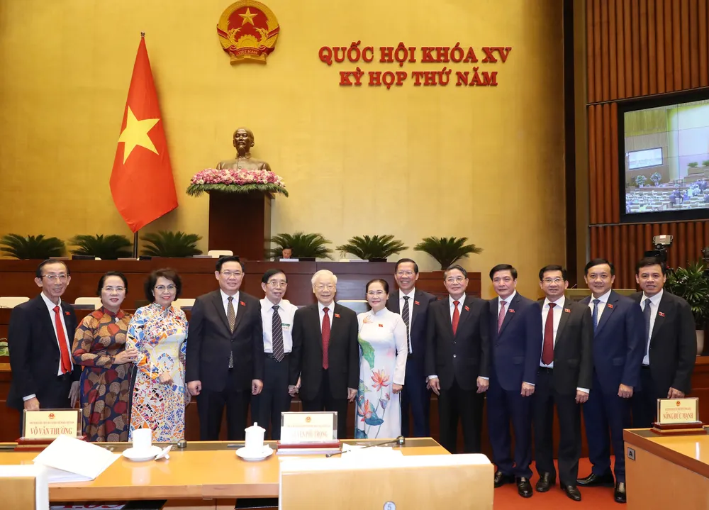 Lãnh đạo Đảng, Nhà nước chúc mừng đoàn đại biểu Quốc hội TPHCM sau khi Quốc hội biểu quyết thông qua Nghị quyết thí điểm một số cơ chế, chính sách đặc thù phát triển TPHCM, chiều 24-6. Ảnh: QUANG PHÚC