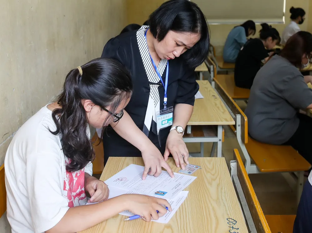 Thí sinh Hà Nội làm thủ tục dự thi chiều 27-6. Ảnh VIẾT CHUNG