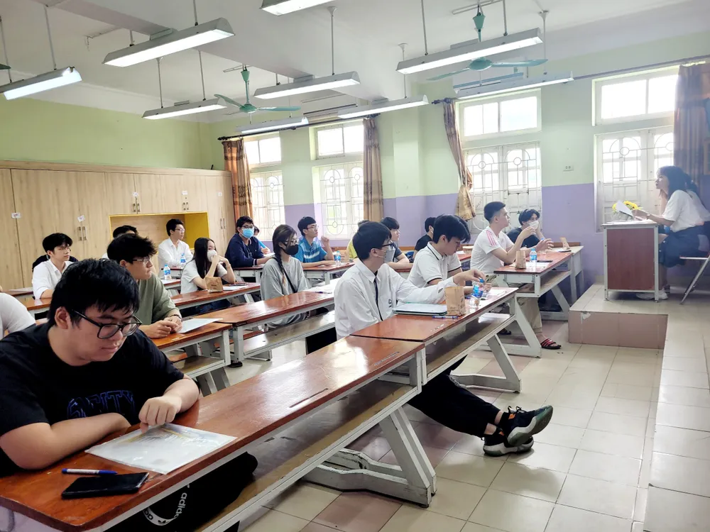 Thí sinh làm thủ tục dự thi tại điểm thi Trường THCS-THPT Nguyễn Bỉnh Khiêm (Cầu Giấy, Hà Nội). Ảnh: PHAN THẢO