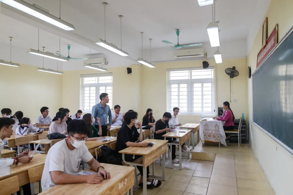 Thí sinh làm thủ tục dự thi tại Trường THPT Đoàn Kết, quận Hai Bà Trưng, Hà Nội, chiều 27-6. Ảnh: VIẾT CHUNG