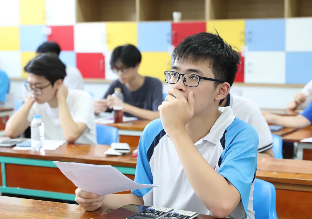 Thí sinh Hà Nội trong buổi thi Toán chiều 28-6. Ảnh: QUANG PHÚC