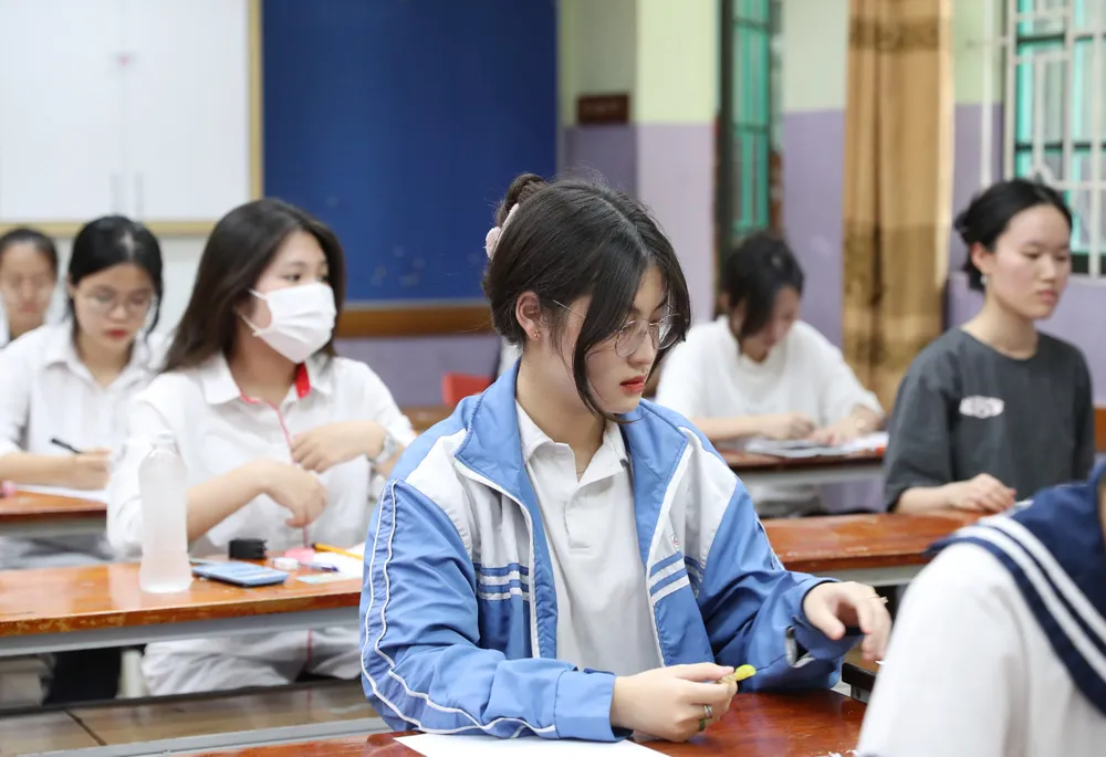 Thí sinh chuẩn bị thi môn Toán, kỳ thi tốt nghiệp THPT tại điểm thi Trường THPT Nguyễn Bỉnh Khiêm, quận Cầu Giấy, Hà Nội, chiều 28-6. Ảnh: QUANG PHÚC