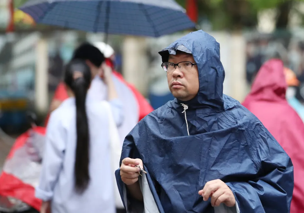 Mỗi mùa thi, chúng ta lại rưng rưng với tình phụ tử, mẫu tử… Ảnh: QUANG PHÚC