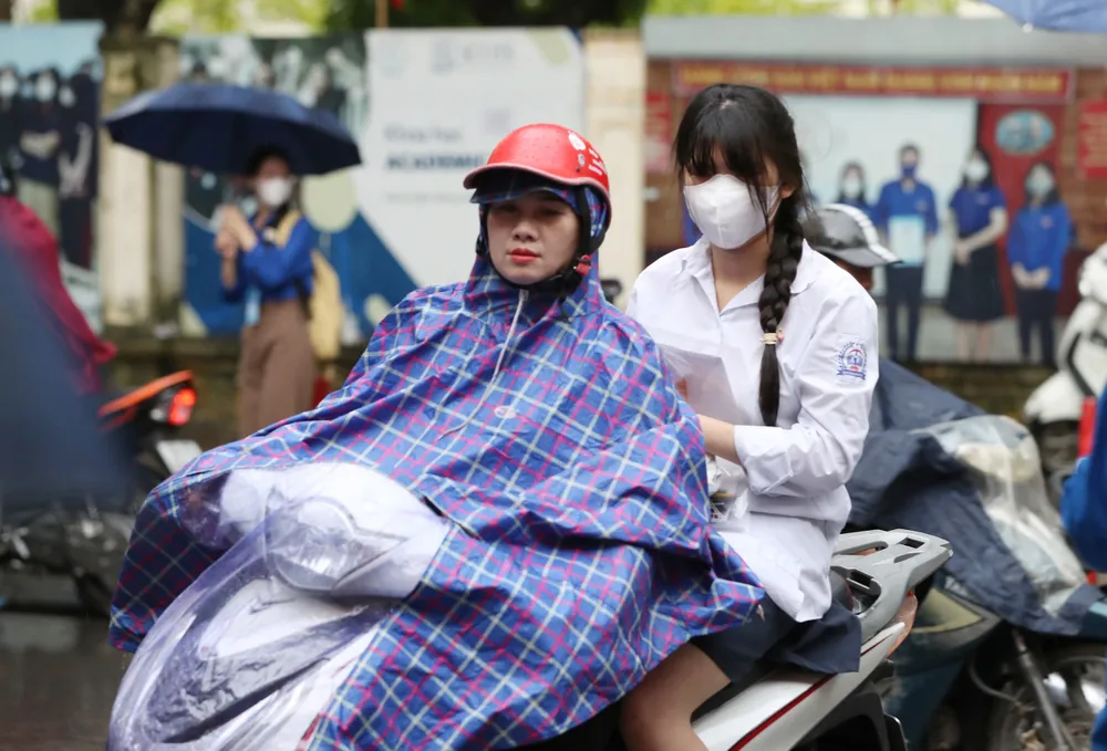 Phụ huynh Hà Nội đưa con đến điểm thi sáng 28-6. Ảnh: QUANG PHÚC