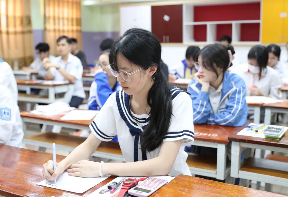 Thí sinh chuẩn bị thi môn Toán tại điểm thi Trường THPT Nguyễn Bỉnh Khiêm, quận Cầu Giấy, Hà Nội, chiều 28-6. Ảnh: QUANG PHÚC