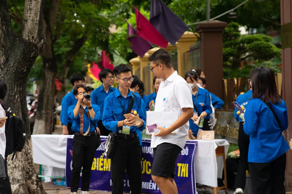 Hình bóng áo xanh tình nguyện hiện diện khắp mọi điểm thi. Ảnh: HOÀNG DƯỠNG