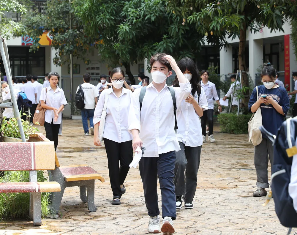 Thí sinh hoàn thành môn thi đầu tiên tại điểm trường THCS Khương Đình, quận Thanh Xuân, Hà Nội sáng 28-6. Ảnh: QUANG PHÚC