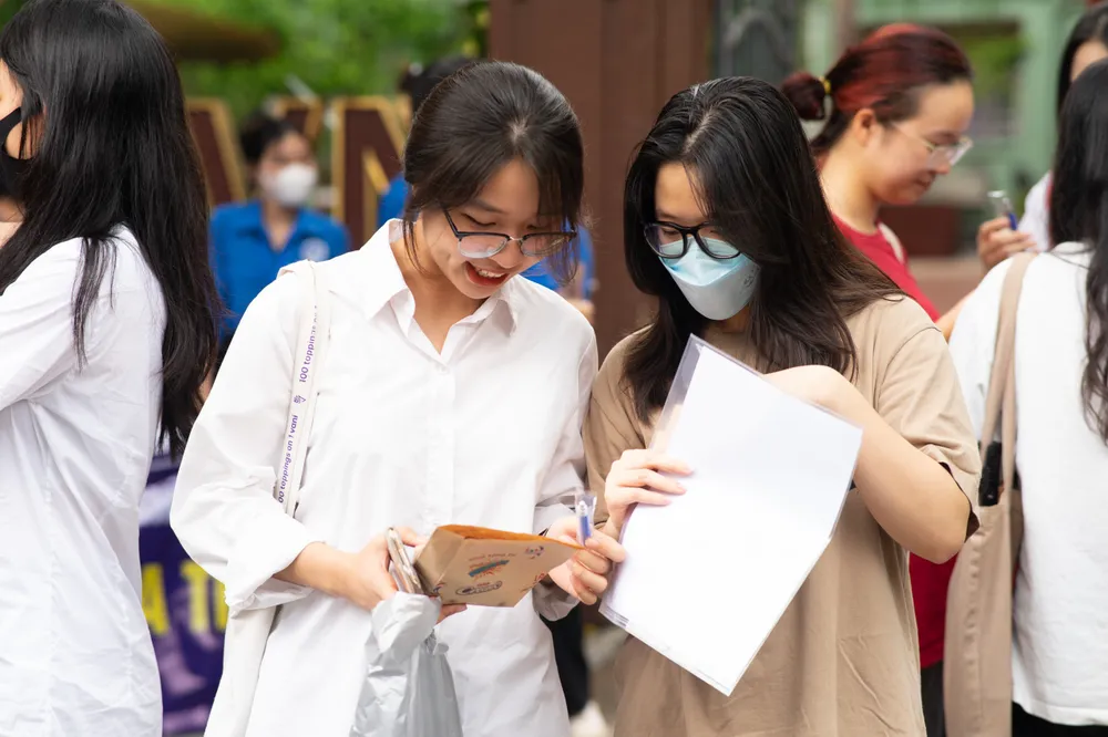 Thí sinh hoàn thành môn thi đầu tiên, kỳ thi tốt nghiệp THPT tại điểm trường THCS -THPT Nguyễn Bỉnh Khiêm, quận Cầu Giấy, Hà Nội sáng 28-6. Ảnh: HOÀNG DƯỠNG Thí sinh hoàn thành môn thi đầu tiên, kỳ thi tốt nghiệp THPT tại điểm trường THCS -THPT Nguyễn Bỉnh Khiêm, quận Cầu Giấy, Hà Nội sáng 28-6. Ảnh: HOÀNG DƯỠNG