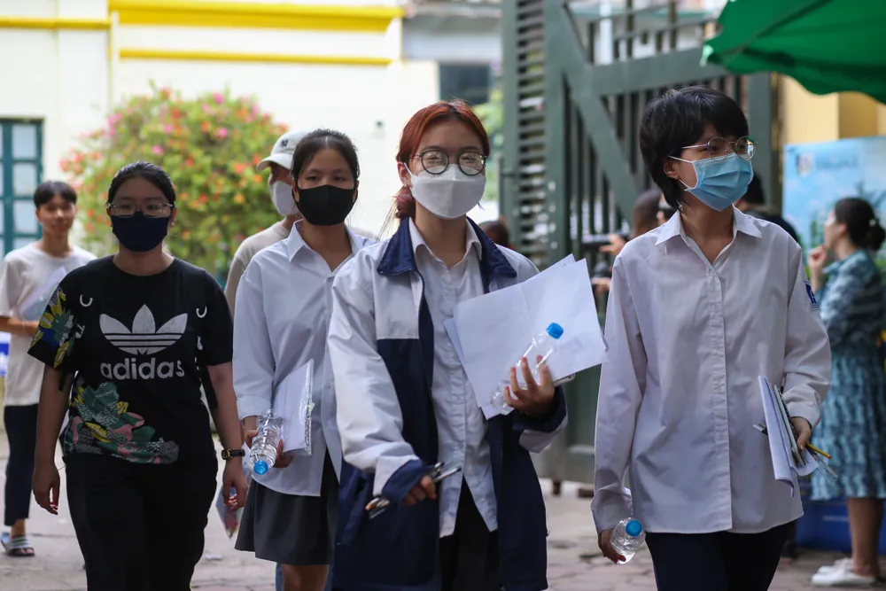 Thí sinh kết thúc buổi thi môn Toán tại trường THPT Phan Đình Phùng, Hà Nội. Ảnh: HOÀNG DƯỠNG