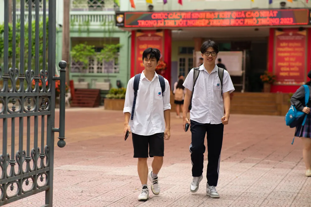 Thí sinh Hà Nội phấn khởi kết thúc buổi thi môn Ngữ Văn: Ảnh: HOÀNG DƯỠNG