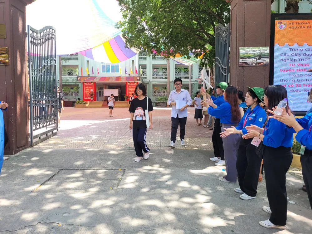 Nhiều thí sinh đã kết thúc kỳ thi năm 2023 sau buổi thi sáng 29-6, vì các em miễn thi Ngoại ngữ do có chứng chỉ quốc tế. Ảnh: PHAN THẢO