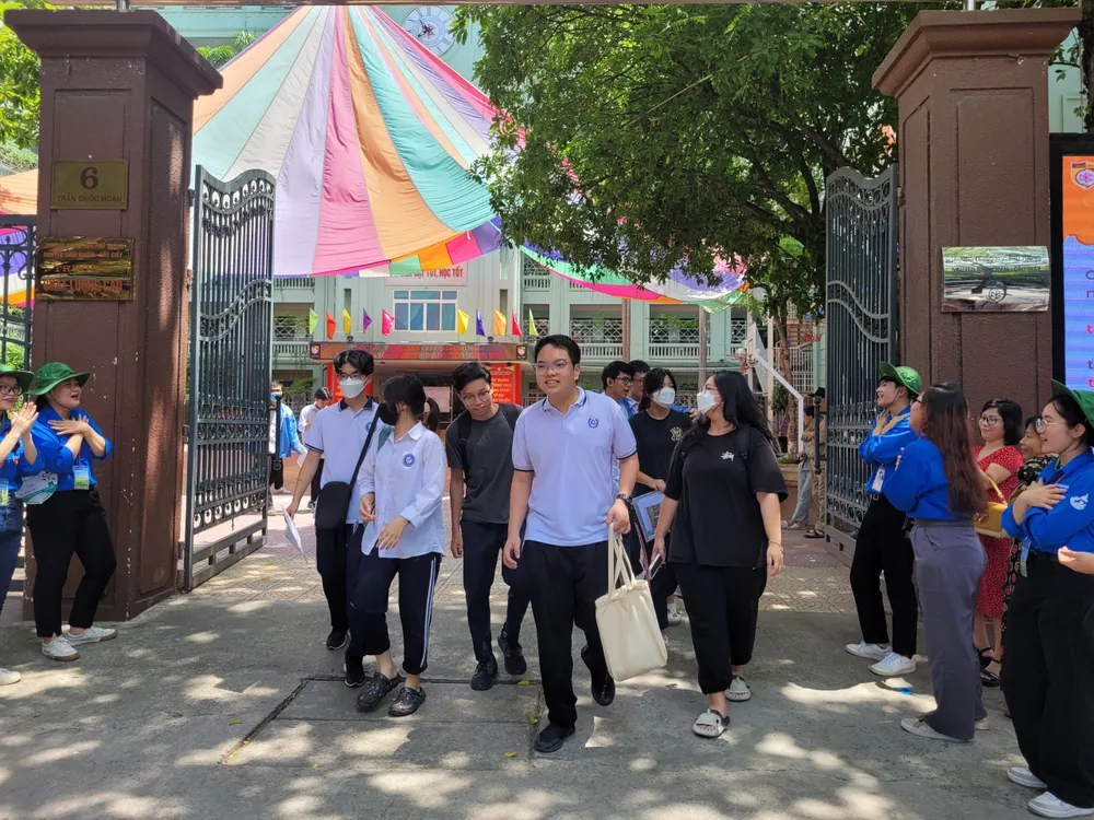 Thí sinh phấn khởi hoàn thành bài thi tổ hợp. Ảnh: PHAN THẢO