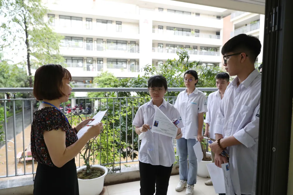 Thí sinh làm thủ tục trước khi vào phòng thi. Ảnh: QUANG PHÚC