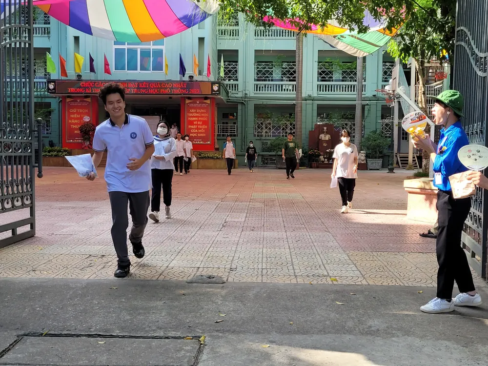 Nhiều thí sinh chạy như bay ra khỏi điểm thi với nụ cười trên môi. Ảnh: PHAN THẢO