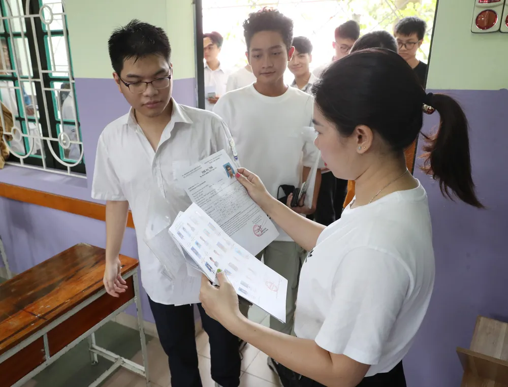 Giáo viên làm nhiệm vụ coi thi tại kỳ thi tốt nghiệp THPT đang diễn ra. Ảnh: QUANG PHÚC