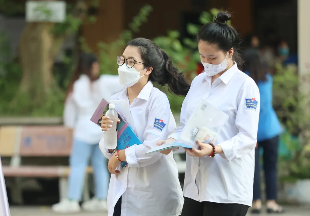 Thí sinh hoàn thành môn thi tại điểm thi Trường THPT Đoàn Kết, quận Hai Bà Trưng, Hà Nội, sáng 29-6. Ảnh: VIẾT CHUNG