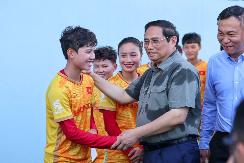 Thủ tướng động viên các thành viên đội tuyển bóng đá nữ quốc gia Việt Nam. Ảnh: VIẾT CHUNG