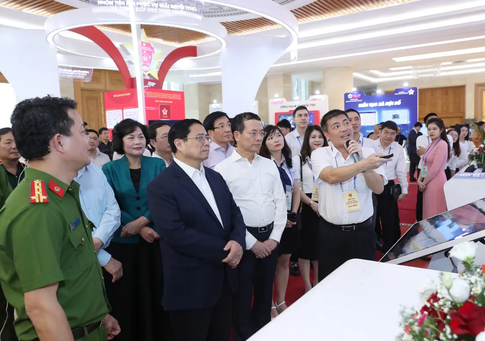 Thủ tướng Phạm Minh Chính và đại biểu đã tham quan triển lãm mô hình, sản phẩm ứng dụng triển khai Đề án 06. Ảnh: QUANG PHÚC Thủ tướng Phạm Minh Chính và đại biểu đã tham quan triển lãm mô hình, sản phẩm ứng dụng triển khai Đề án 06. Ảnh: QUANG PHÚC