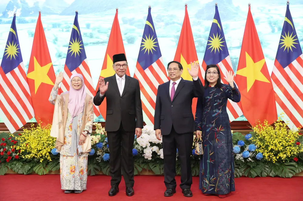 Thủ tướng Phạm Minh Chính và phu nhân chụp ảnh chung cùng Thủ tướng Malaysia Anwar Ibrahim và phu nhân, chiều 20-7. Ảnh QUANG PHÚC