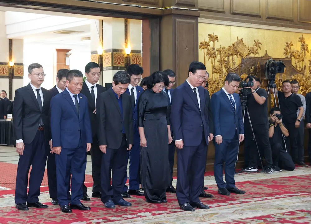 Đoàn Chủ tịch nước do đồng chí Võ Văn Thưởng, Ủy viên Bộ Chính trị, Chủ tịch nước làm Trưởng đoàn vào viếng đồng chí Lê Văn Thành. Ảnh: VIẾT CHUNG Đoàn Chủ tịch nước do đồng chí Võ Văn Thưởng, Ủy viên Bộ Chính trị, Chủ tịch nước làm Trưởng đoàn vào viếng đồng chí Lê Văn Thành. Ảnh: VIẾT CHUNG