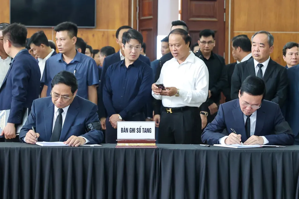 Chủ tịch nước Võ Văn Thưởng và Thủ tướng Phạm Minh Chính ghi sổ tang tiễn biệt đồng chí Lê Văn Thành. Ảnh: VIẾT CHUNG Chủ tịch nước Võ Văn Thưởng và Thủ tướng Phạm Minh Chính ghi sổ tang tiễn biệt đồng chí Lê Văn Thành. Ảnh: VIẾT CHUNG