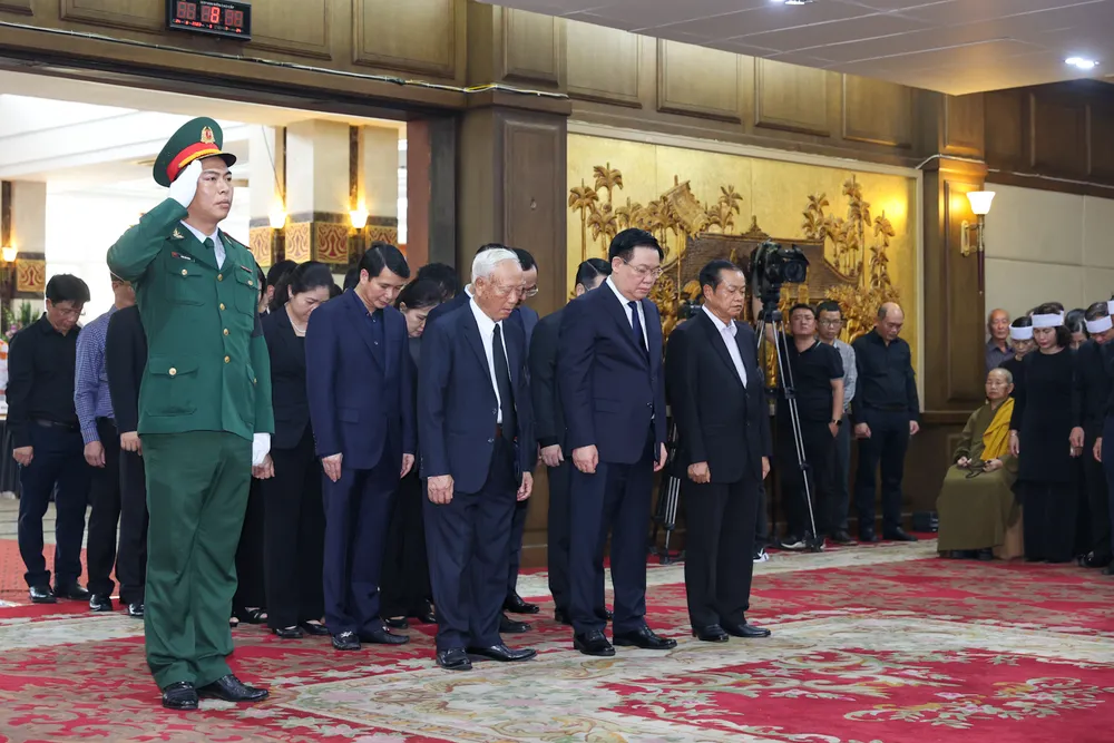 Đoàn Quốc hội do đồng chí Vương Đình Huệ, Ủy viên Bộ Chính trị, Chủ tịch Quốc hội làm Trưởng đoàn vào viếng đồng chí Lê Văn Thành. Ảnh: VIẾT CHUNG Đoàn Quốc hội do đồng chí Vương Đình Huệ, Ủy viên Bộ Chính trị, Chủ tịch Quốc hội làm Trưởng đoàn vào viếng đồng chí Lê Văn Thành. Ảnh: VIẾT CHUNG