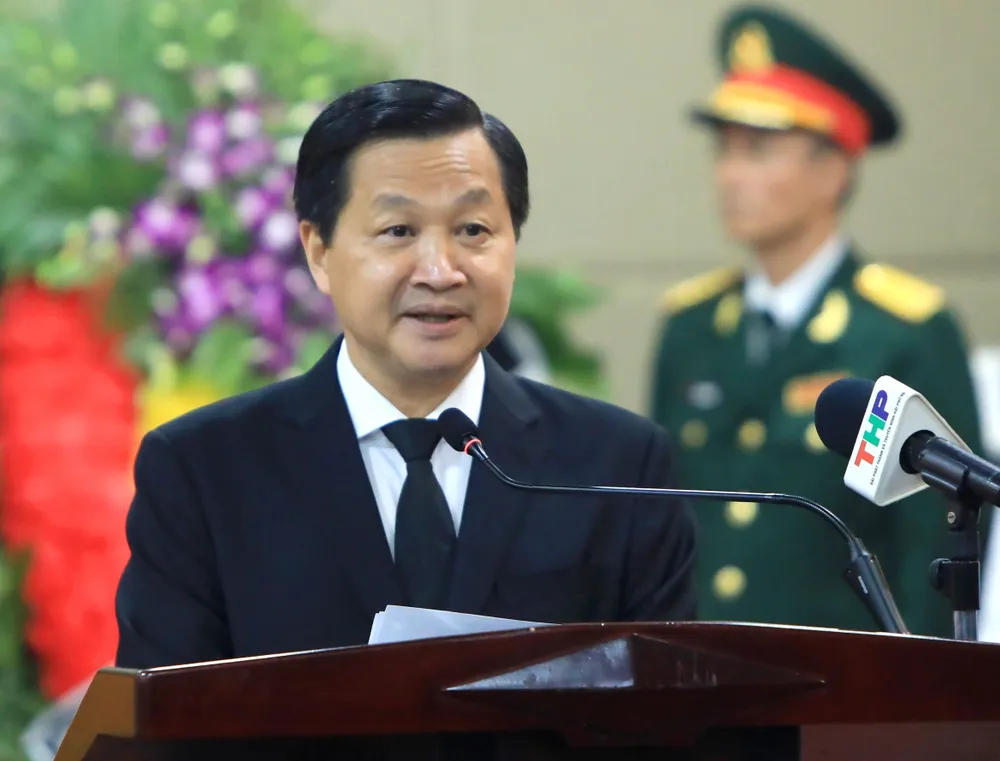 Đồng chí Lê Minh Khái, Phó Thủ tướng Chính phủ, Trưởng ban lễ tang xúc động đọc điếu văn tiễn biệt đồng chí Lê Văn Thành. Ảnh: VIẾT CHUNG