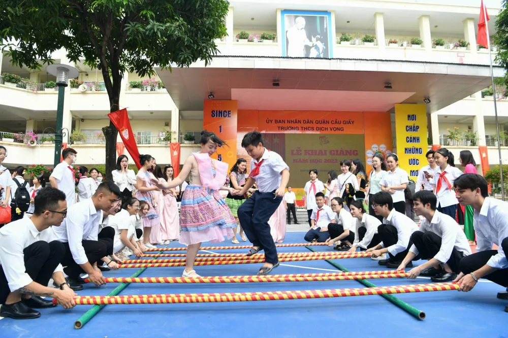 Thầy và trò Trường THCS Dịch Vọng, quận Cầu Giấy, Hà Nội vui khai giảng. Ảnh: VIẾT CHUNG